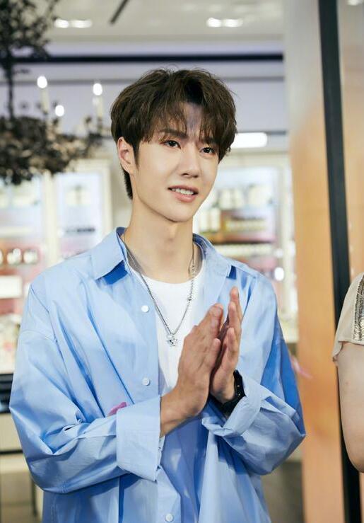 王一博照片爆料视频最新,帅气魅力再升级，粉丝直呼心动不已！  第1张